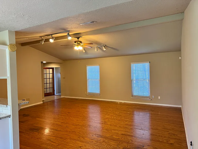 9811 Charter Ridge Dr — Photo 2