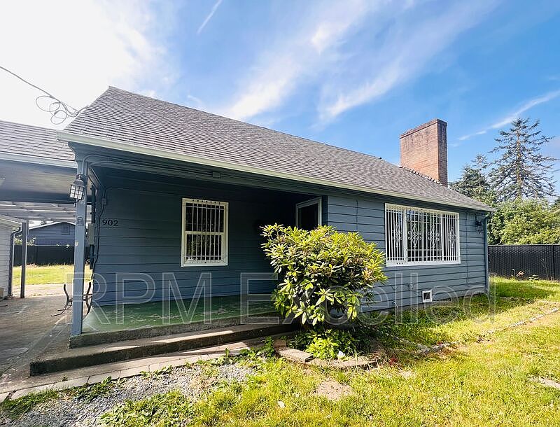1st image of 902 8th St NE