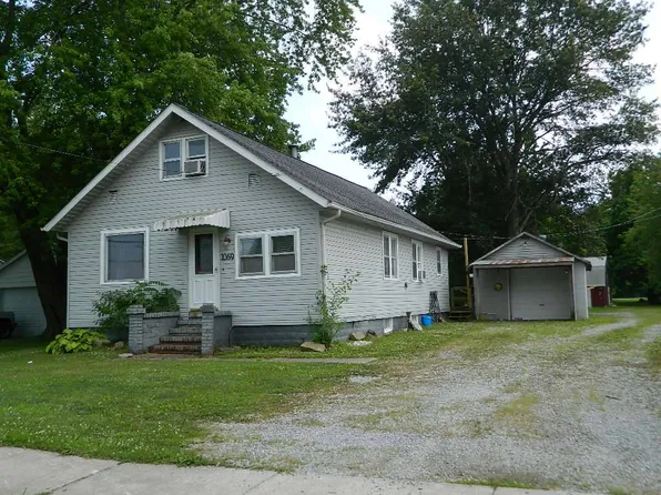 1069 W Robinson St, Wayne City, IL 62895