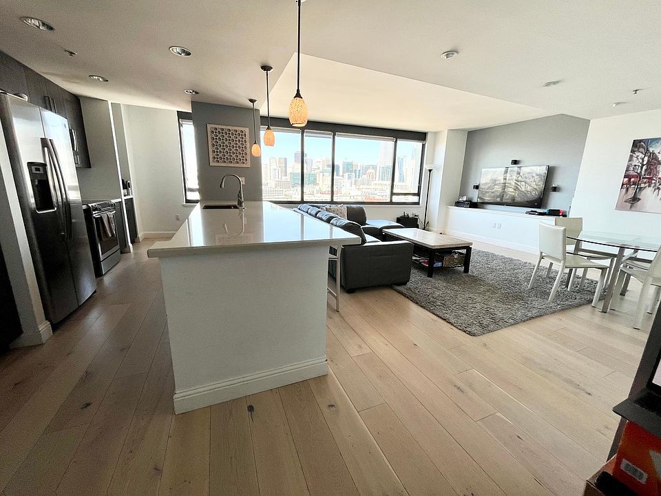 1st image of 260 King St Unit 1405