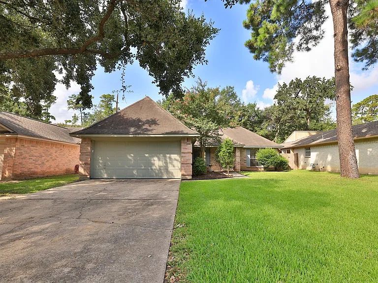 16035 Hollow Rock Dr — Photo 2