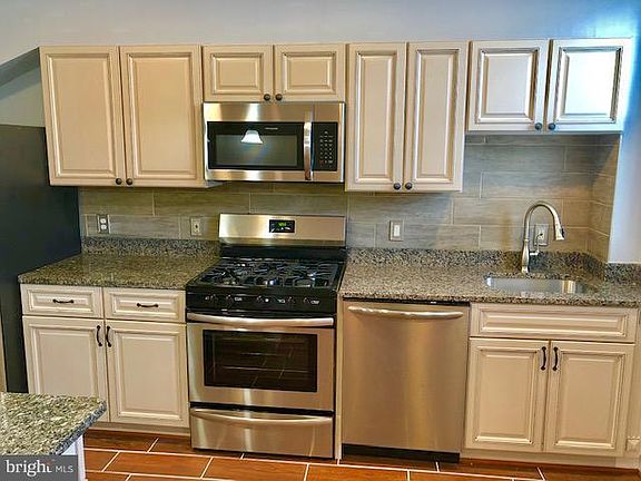 5th image of 635 Kenyon St NW Unit A