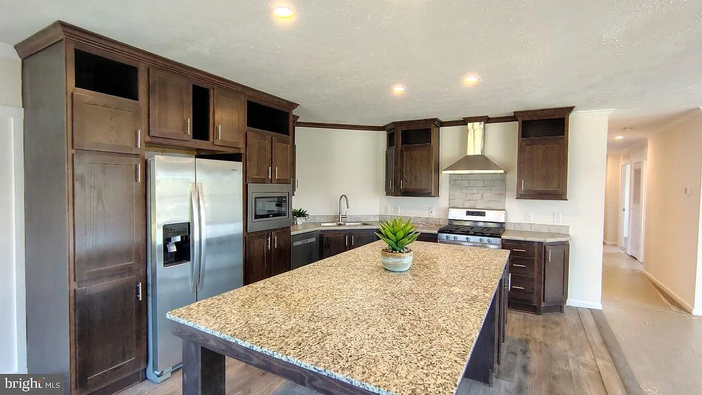3 bed, 2.0 bath, 1300 sqft, $3,250 — Photo 2