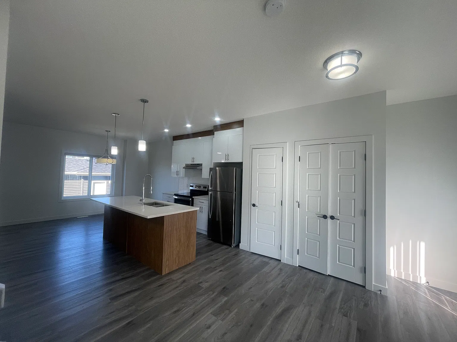 UPPER 4318 38 Street — Photo 4