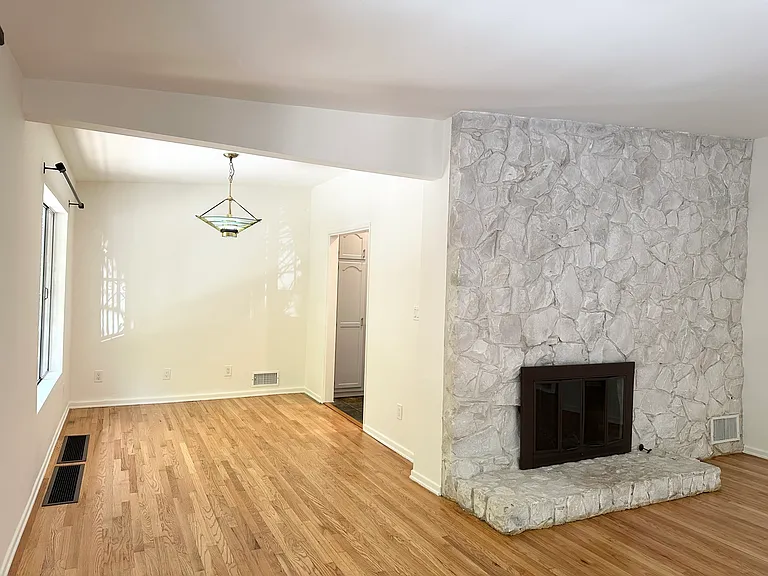 8640 Lookout Mountain Ave — Photo 10