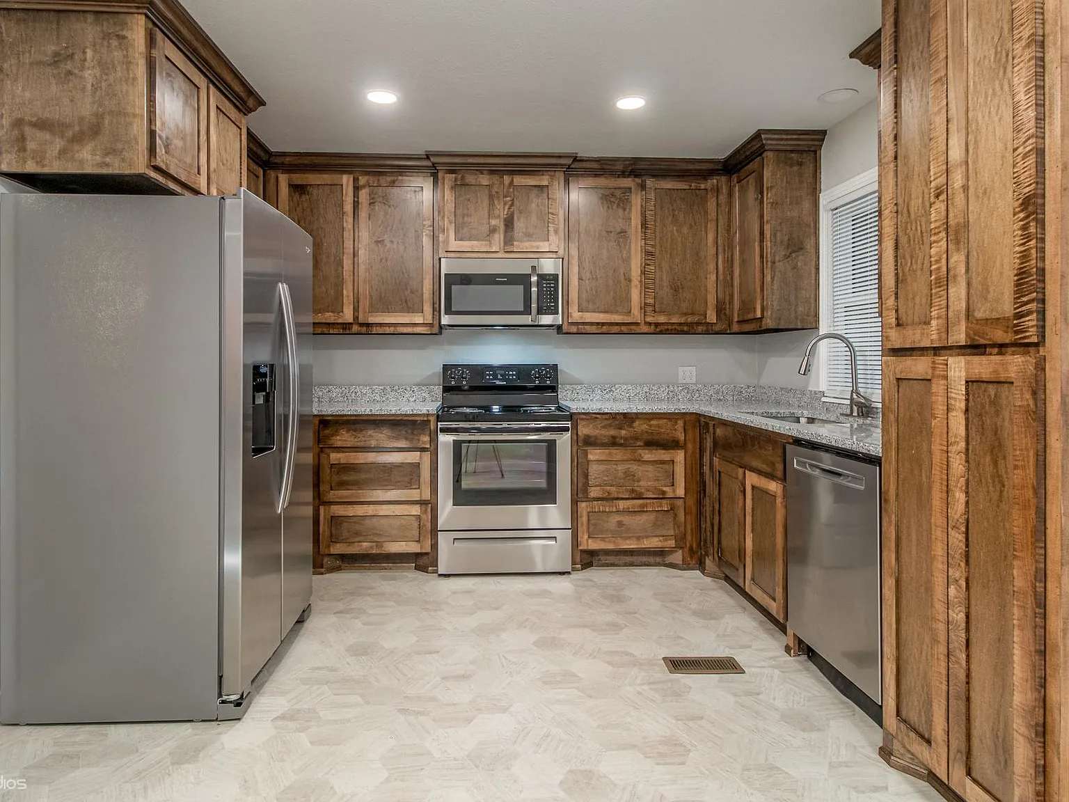 1103 W University Blvd — Photo 1