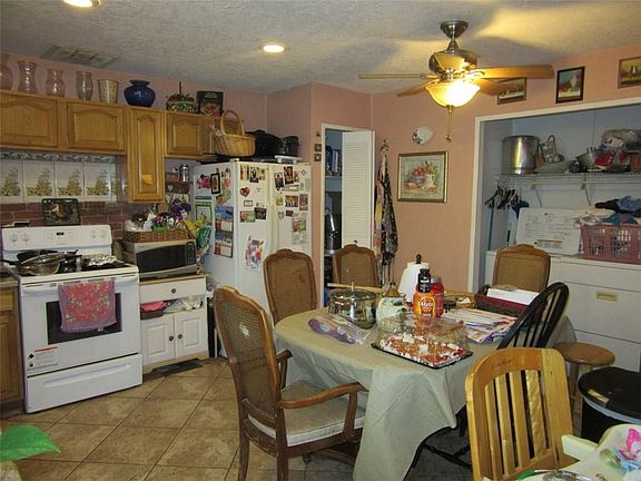 4th image of 2909 Robin Hill Ln