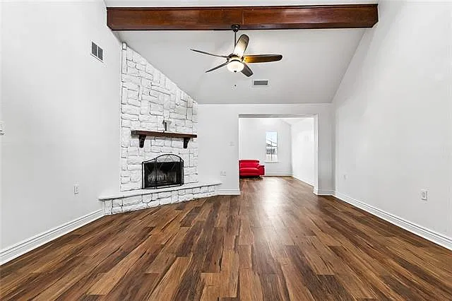 3 bed, 2.0 bath, 2460 sqft, $1,900 — Photo 4