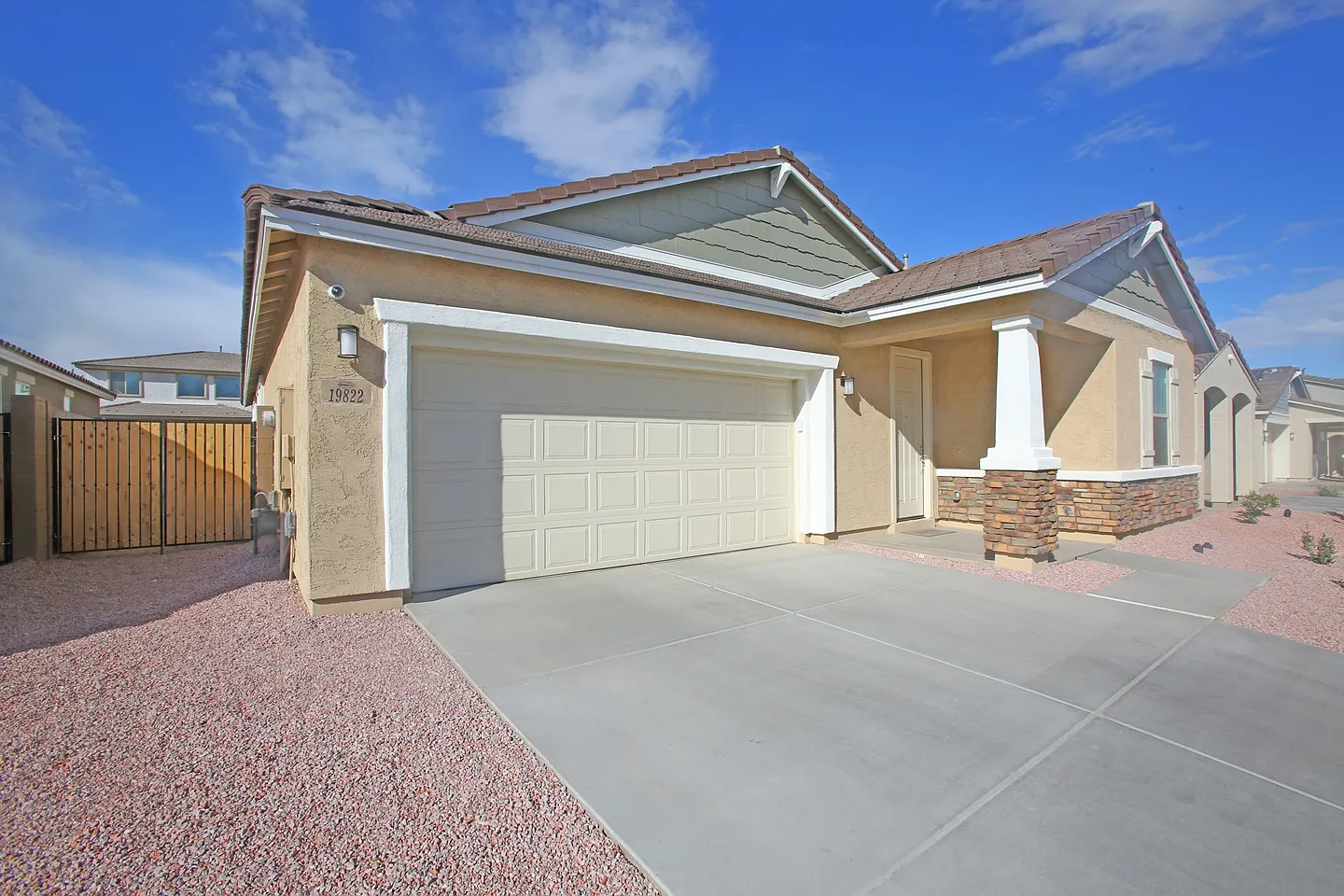 Beautiful 3 Bed + Den + 2 Bath! Upgrades! — Photo 2