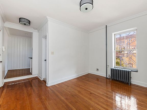 2nd image of 220 Waverly Pl APT 4