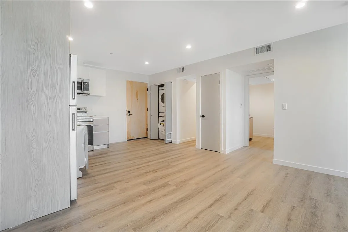 Building Photo - 10918 Camarillo St #301