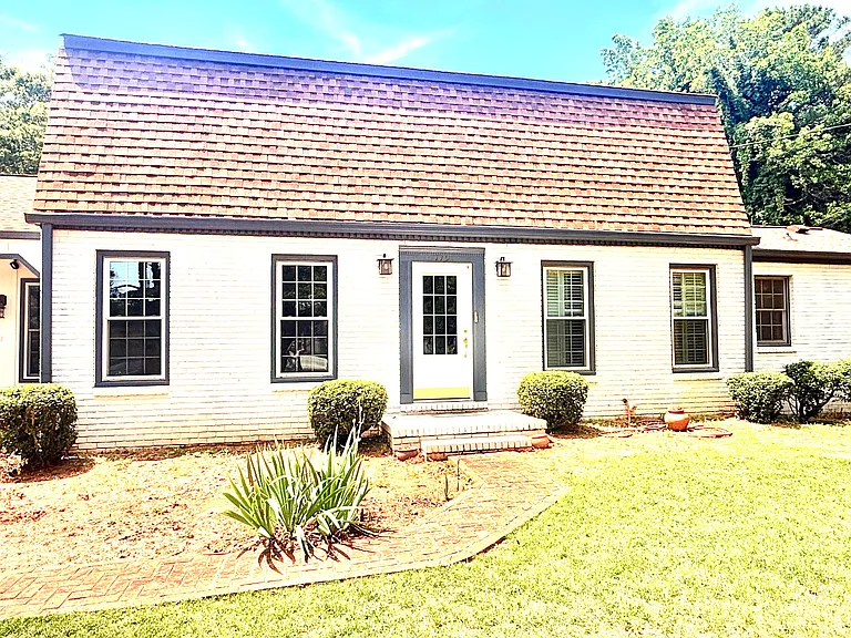 119 Woodlawn Dr NE — Photo 1