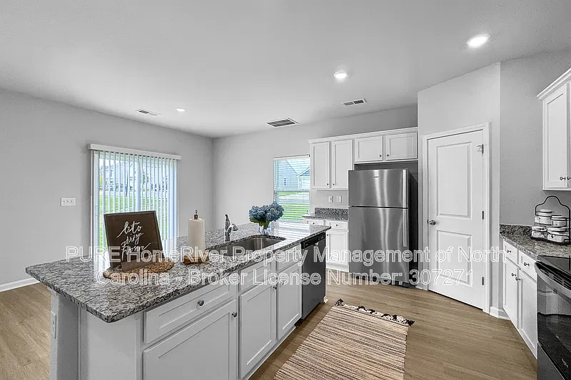 4 bed, 2.5 bath, 1800 sqft, $1,935 — Photo 3