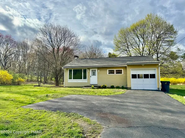 4006 Manor Dr, Stroudsburg, PA 18360