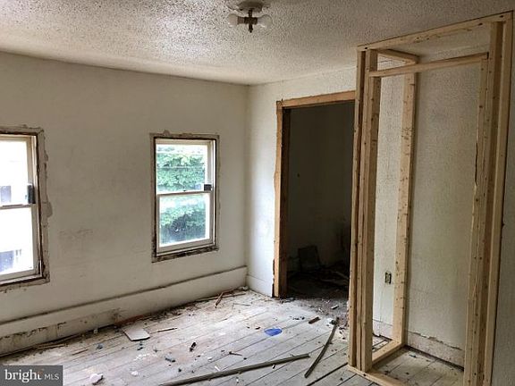 4th image of 321 N Maple Ave