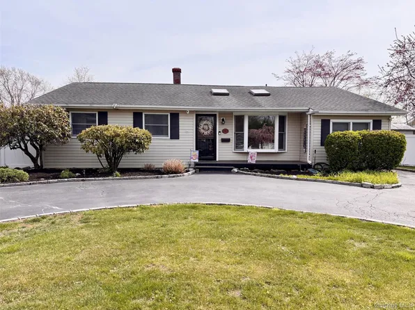 212 Matthews Road, Oakdale, NY 11769