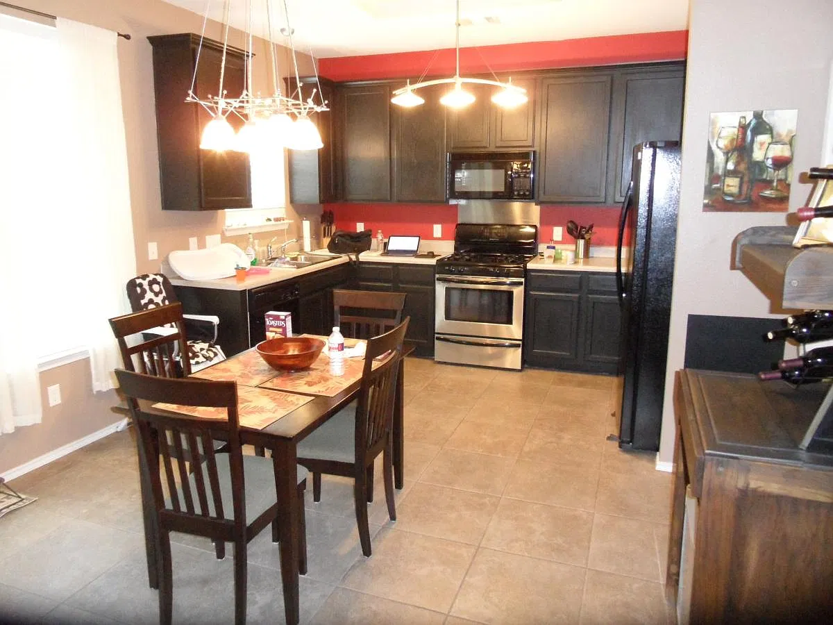 3 bed, 2035 sqft, $2,295 — Photo 3