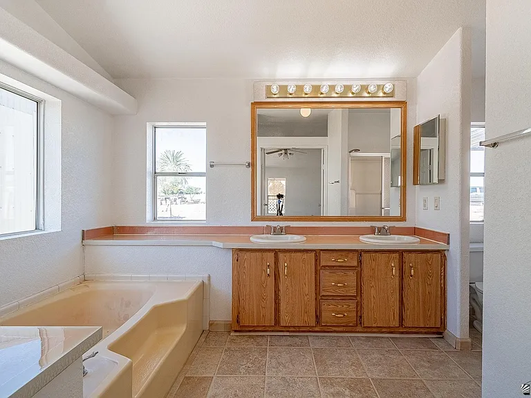 12546 S Cortez Ave — Photo 18