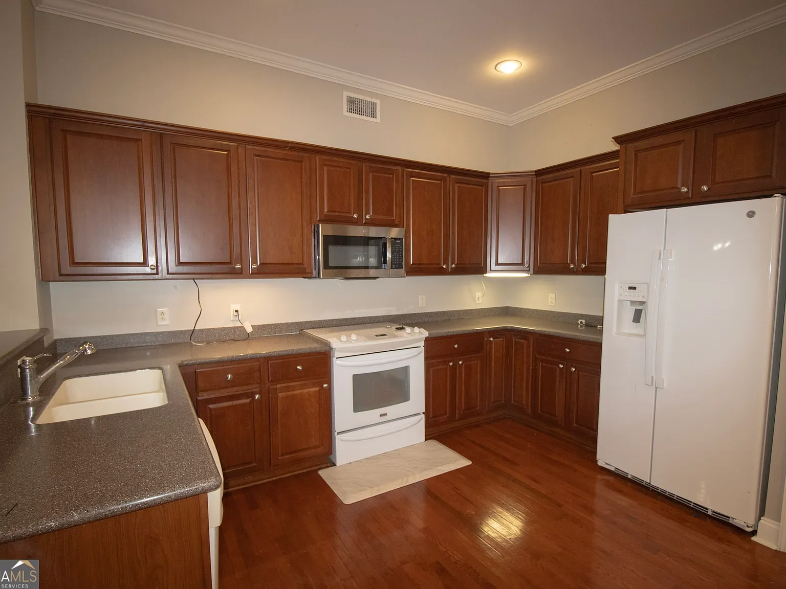 3 bed, 2.5 bath, 2240 sqft, $2,000 — Photo 4