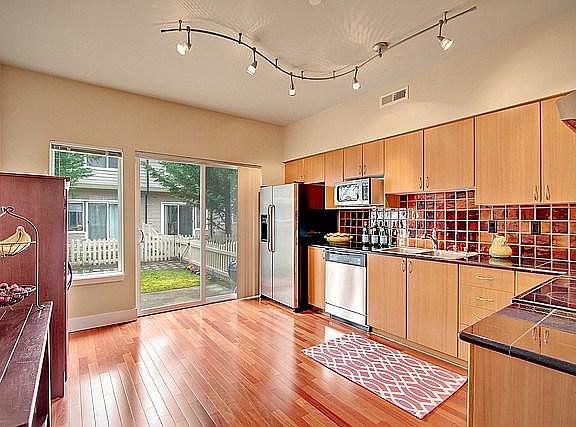 4th image of 18242 NE 96th Way Unit 102