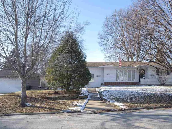 203 Ellen St, Cedar Falls, IA 50613