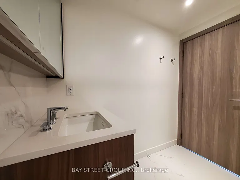 27 McMahon Dr #2209 — Photo 13