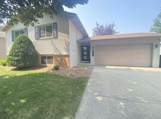 1007 Chalet Dr NW, Rochester, MN 55901