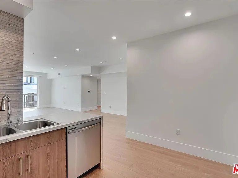 14419 Riverside Dr #306 — Photo 4