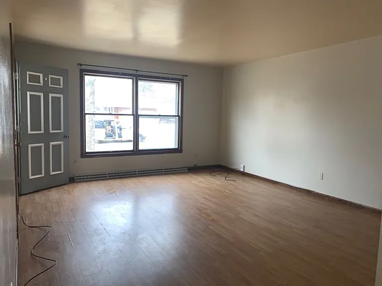 822 Dwight St — Photo 2