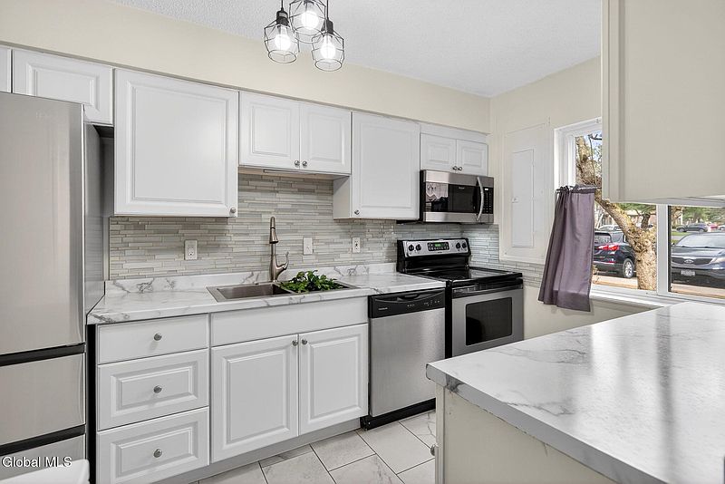 5th image of 80 Crestwood Terrace