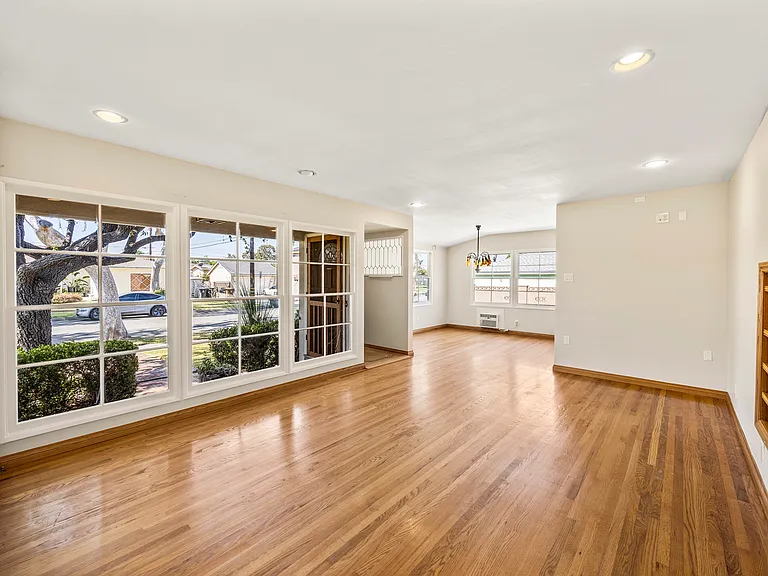 1237 W Oak Ave — Photo 4