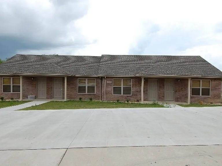 1913 Maxwell St — Photo 1