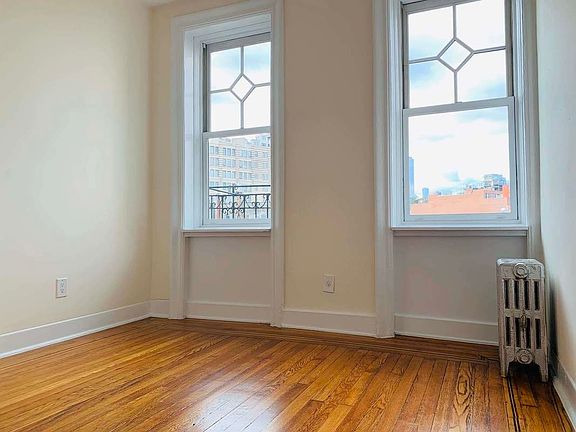 5th image of 119 Washington Pl APT 22