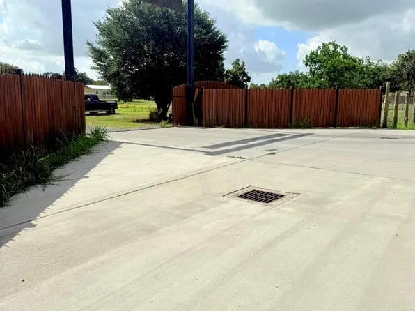 21728 Fairground Rd, Hempstead, TX 77445