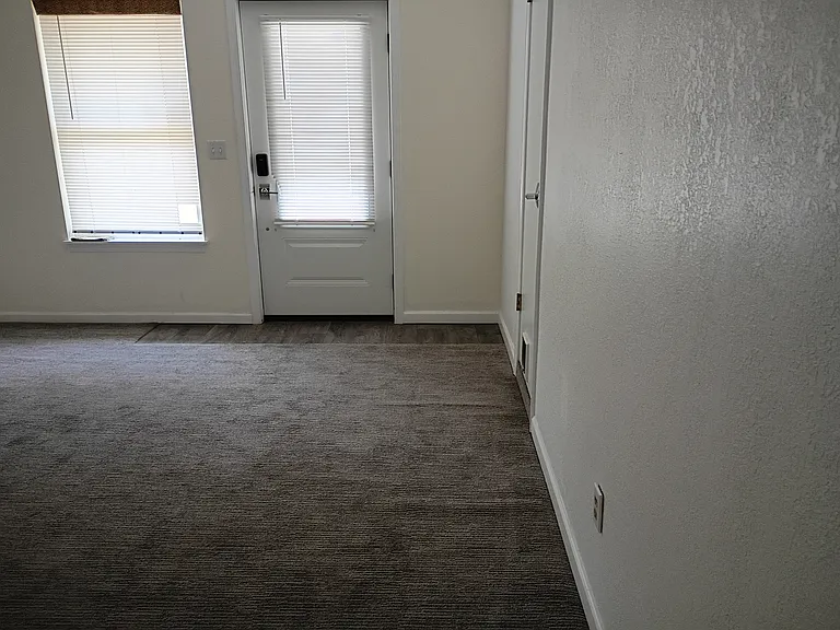 1118 S Main Ave — Photo 9