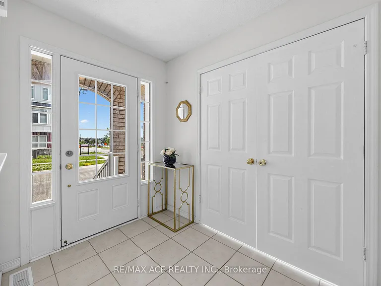 35 Turnerbury Ave — Photo 3