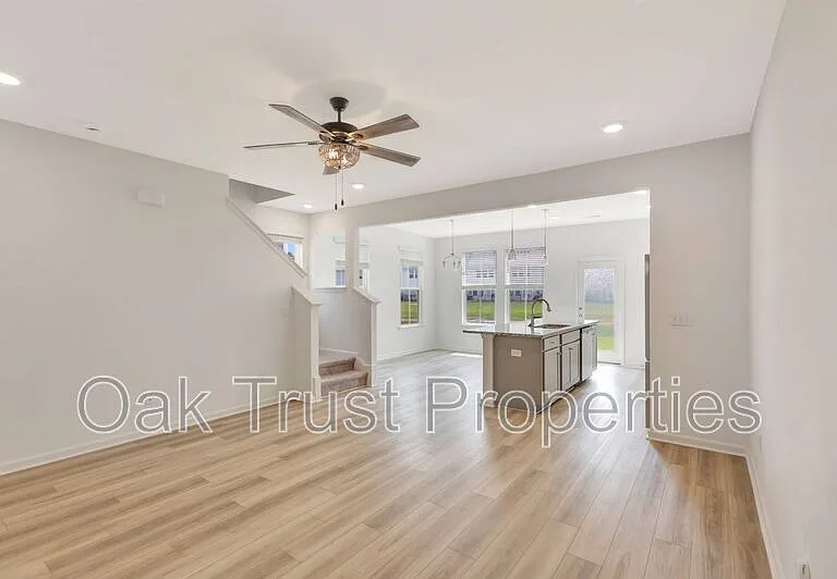 500 Trotters Ln — Photo 10