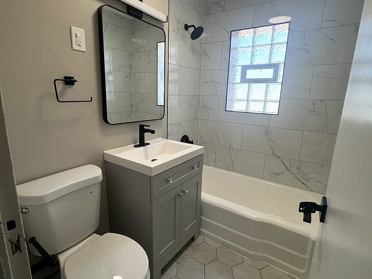 2719 E 165th St #5 — Photo 7