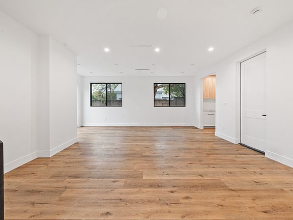 3rd image of 5723 Whitsett Ave