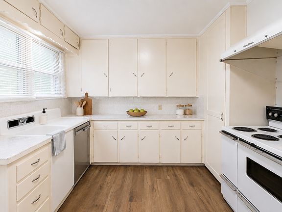 4th image of 2400 Hampstead Ln