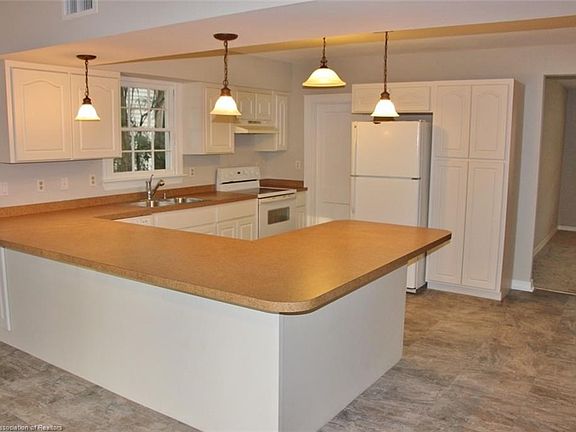 2nd image of 1271 Lakeview Dr