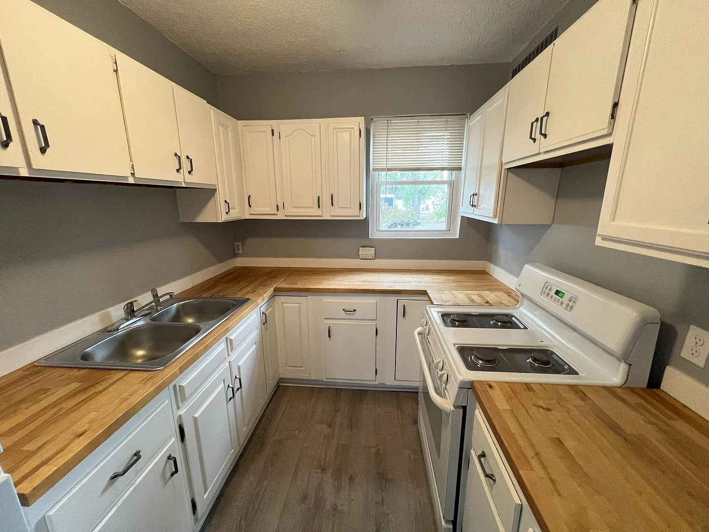 526 E Eighth Street — Photo 4