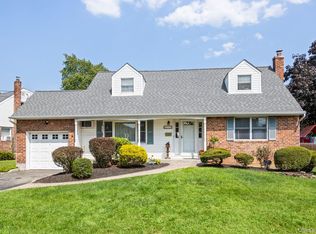 17 Grover Ln, East Northport, NY