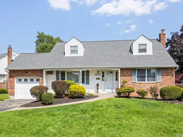 17 Grover Lane, East Northport, NY 11731