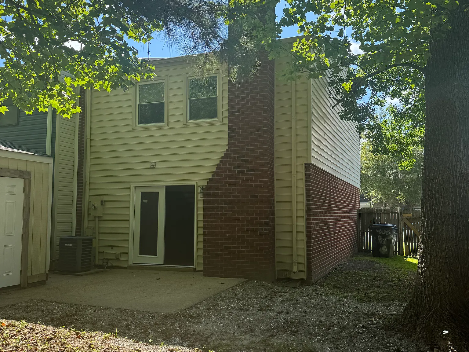 3 bed, 1.5 bath, 1360 sqft, $2,200 — Photo 2