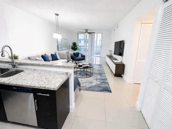 8730 N Sherman Cir APT 302, Hollywood, FL 33025