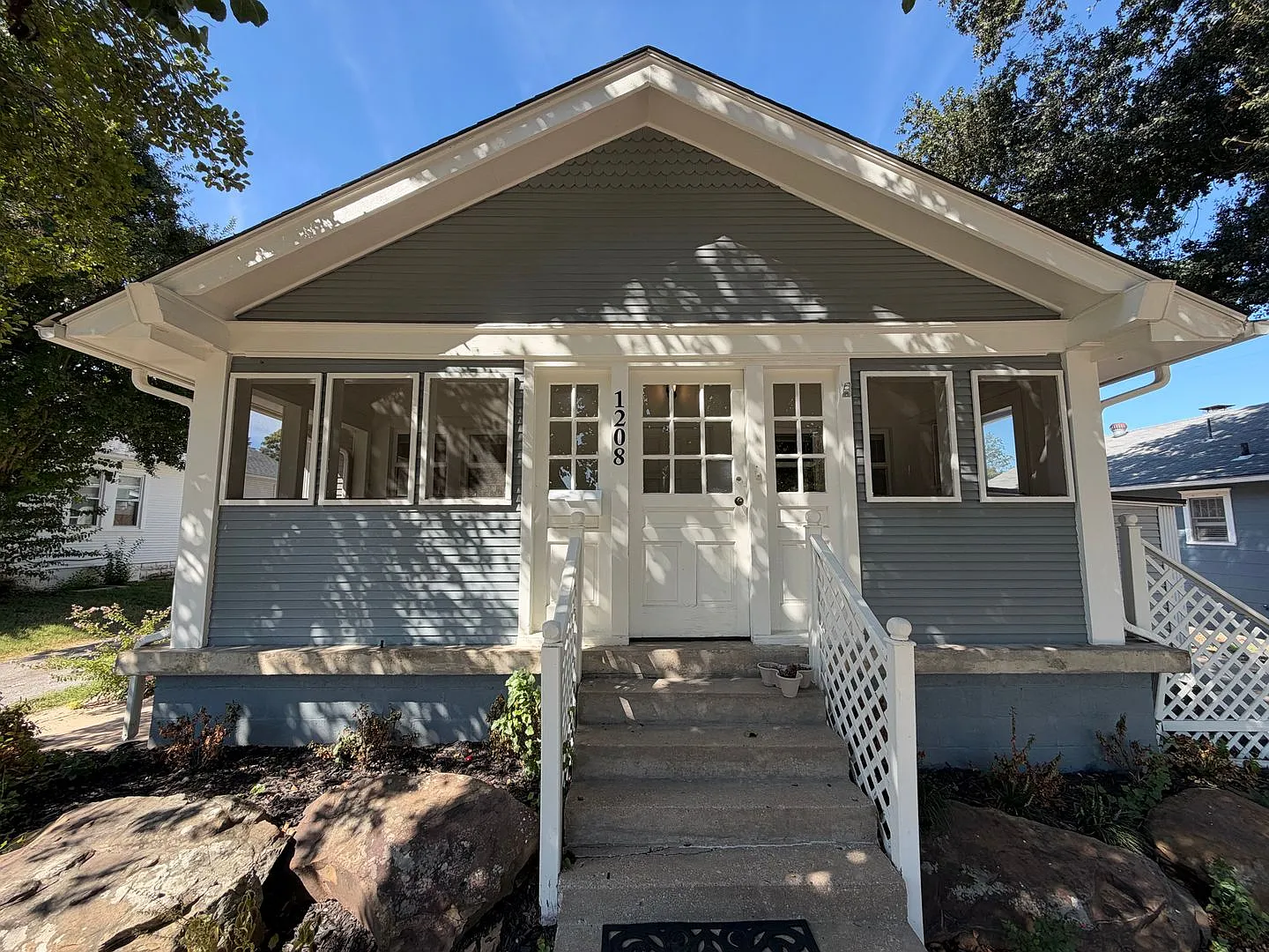 Charming 1920s Midtown bungalow with lots of space and character — Photo 1