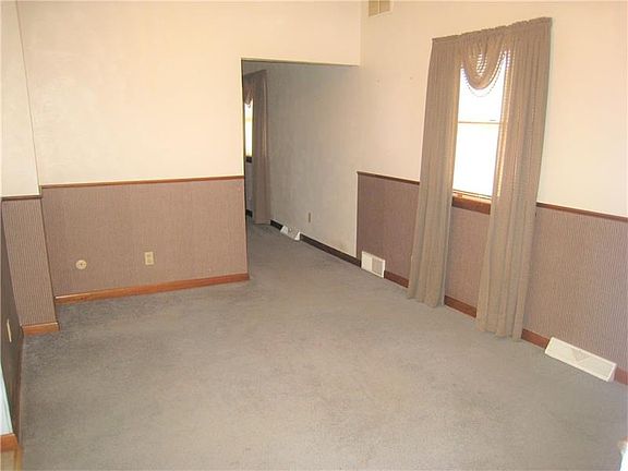 4th image of 315 Santos St