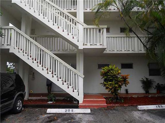 2nd image of 770 NE 128th St APT 105