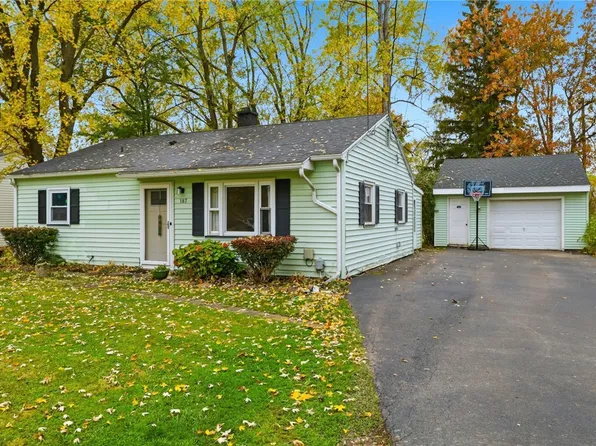 187 Iroquois St, Webster, NY 14580